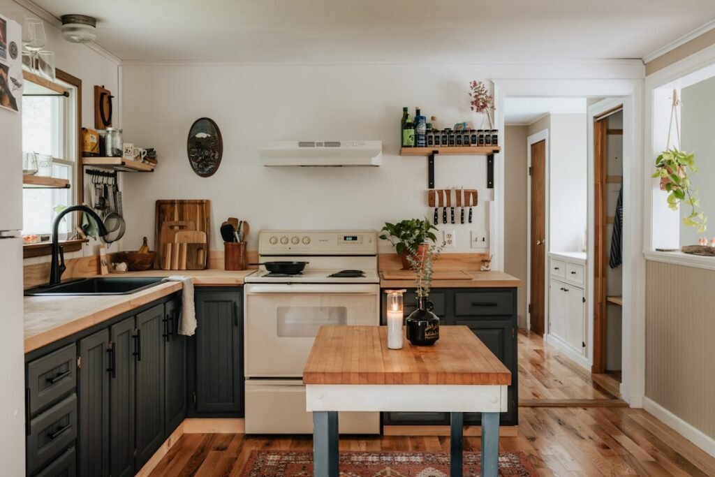 Compact kitchen countertop with limited workspace