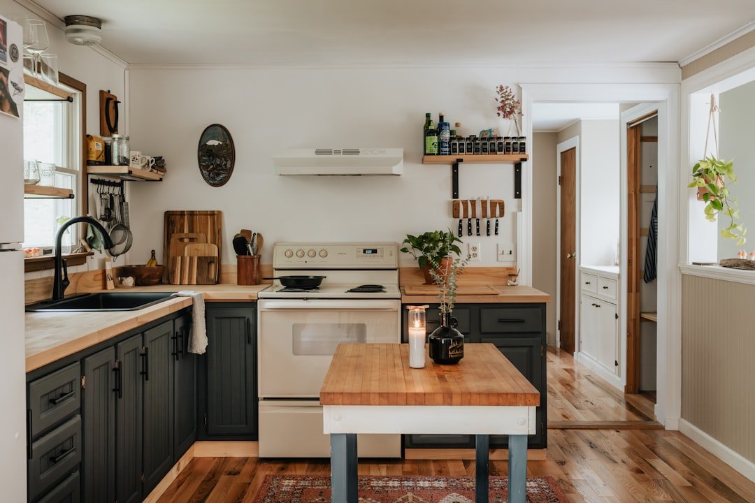 Compact kitchen countertop with limited workspace